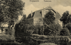 14895 Gezicht over de wetering op de voorgevel van een huis met omringende tuin te Vinkeveen. N.B. De gemeente ...